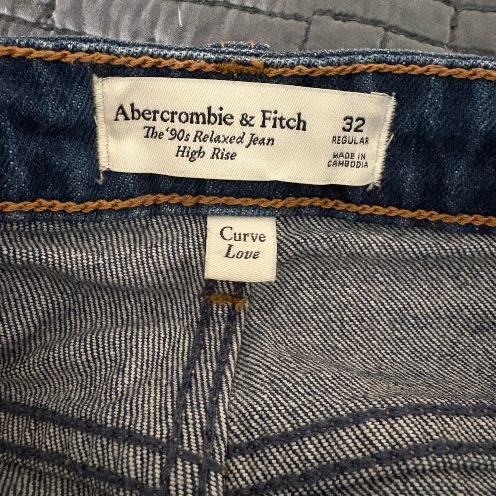 Abercrombie & Fitch 90’s Relaxed Jean High Rise- Dark Blue Curve Love - Picture 2 of 3